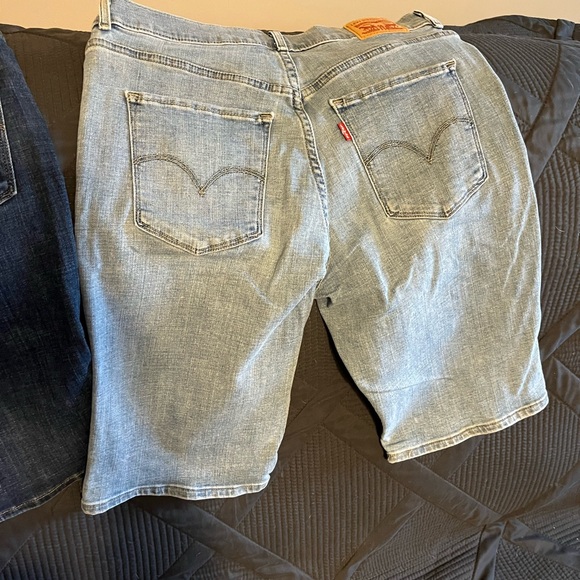 (2) NWOT LEVI MID RISE BERMUDA BUNDLE  SIZE 29 - Picture 3 of 5